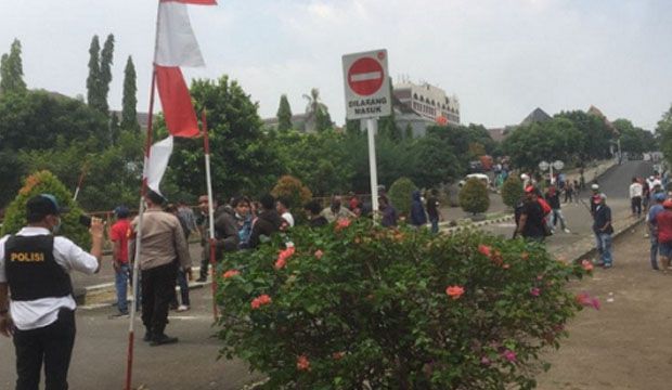 Bentrokan dua anggota ormas pendukung rektor di area Universitas Krisnadwipayana (Unkris) Kota Bekasi, Jawa Barat.