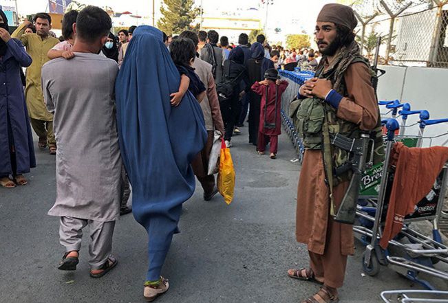 Rakyat Afghanistan beraktivitas, sementara anggota Taliban mengawasi 