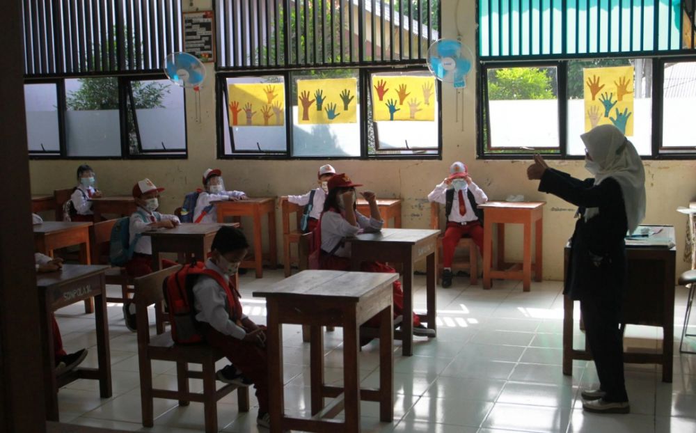 Suasana belajar mengajar Pembelajaran Tatap Muka di Sekolah SDN Pondok Labu 14 Pagi, Jakarta, Senin (30/8). 