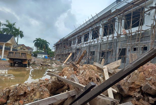 DIKEBUT : Gedung DPRD Kota Jambi tengah dalam proses pembangunan. Pekerjaan tersebut ditarget rampung November nanti.

 