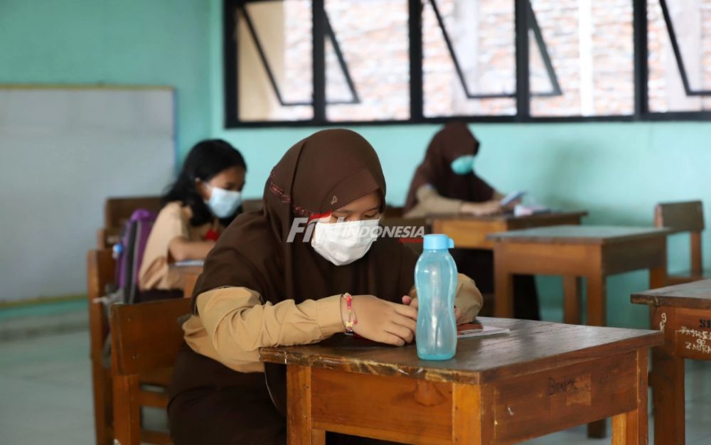 Sejumlah murid mengikuti uji coba pembelajaran tatap muka tahap dua di SD Negeri Pondok Kelapa 05 Jakarta, Rabu (9/6). 