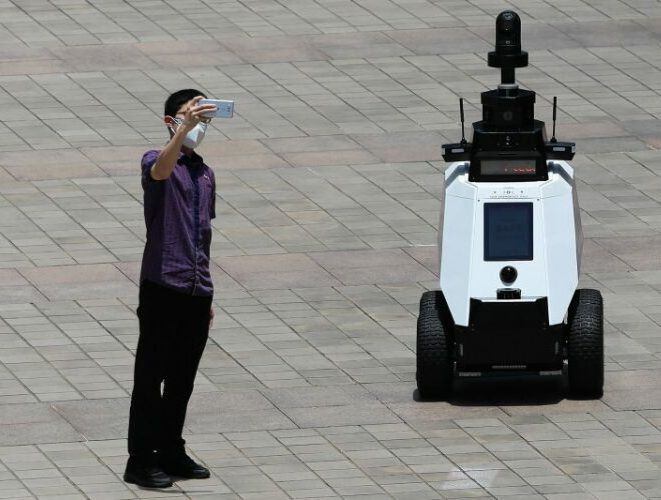 Singapura meluncurkan robot yang bertindak laiknya Satgas Covid-19 (The Sydney Morning Herald)