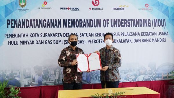 Deputi Dukungan Bisnis SKK Migas, Rudi Satwiko dan Wali Kota Surakarta, Gibran Rakabuming Raka.