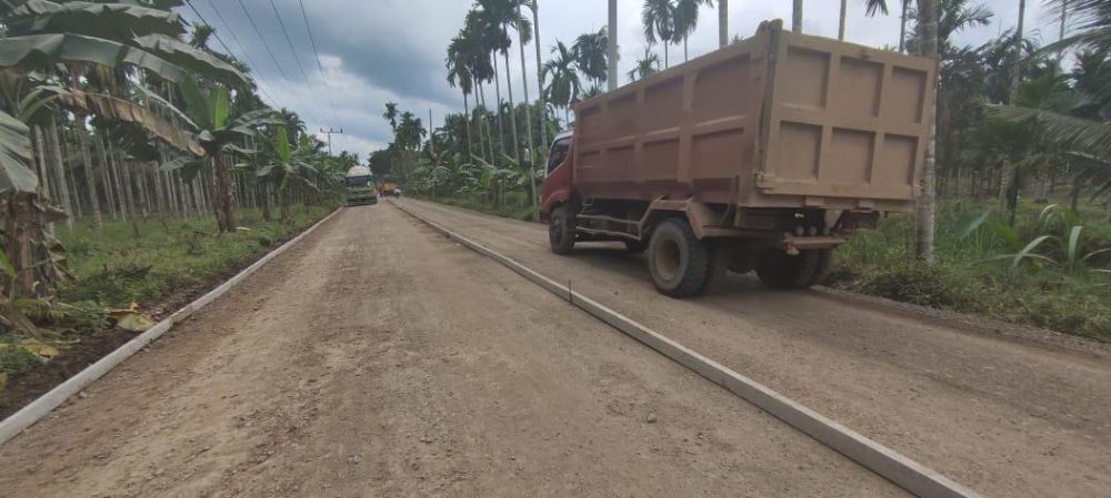 Proses pengerjaan pembangunan jalan rigid beton milik Pemerintah Provinsi Jambi di Desa Siau Dalam, Kecamatan Muara Sabak Timur, Kabupaten Tanjab Timur, sudah masuk tahap pengecoran lantai kerja.