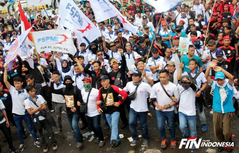 Sejumlah elemen buruh menggelar aksi demo di depan Gedung Parlemen. Senayan Jakarta, Senin, (20/1/2020). 