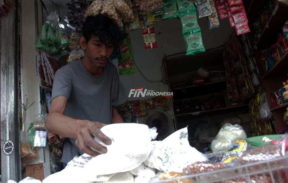 pedagang sembako saat menata barang dagangan di Pasar Kebayoran Lama, Jakarta, Rabu (9/6). 