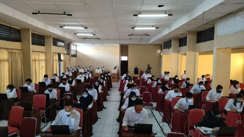 Peserta Tes CPNS melaksanakan Ujian SKD di Gedung UPT BKN Jambi.