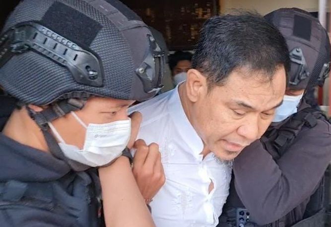 Tim Detasemen Khusus (Densus) 88 Anti Teror Polri menangkap Pengacara Rizieq Shihab, Munarman. (Istimewa)
