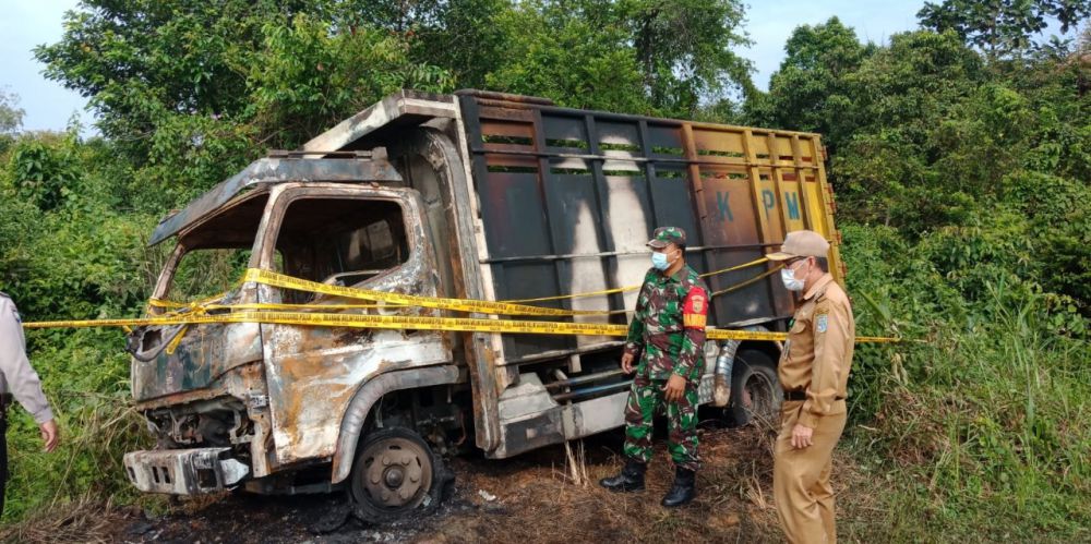 Selain dianiaya sopir truk harus mengalami kerugian materil karena truk miliknya di bakar oleh warga diduga berasal dari Kecamatan Danau Teluk.