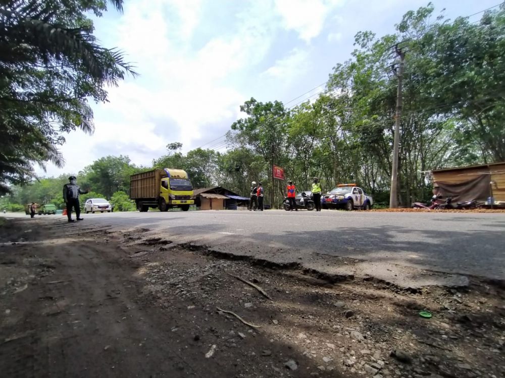 Petugas Dishub Provinsi Jambi bersama TNI, Polri melakukan penindakan terhadap kendaraan batu bara yang melintas di luar jam operasional.