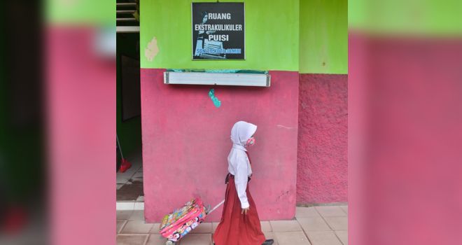 Siswa SD di Kota Jambi ketika datang ke sekolah di hari pertama Pembelajaran Tatap Muka, Senin (4/10) lalu. 