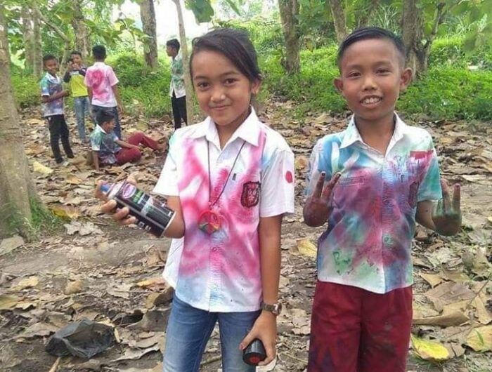 Aksi dua bocah SD rayakan kelulusan dengan coret-coret seragam.