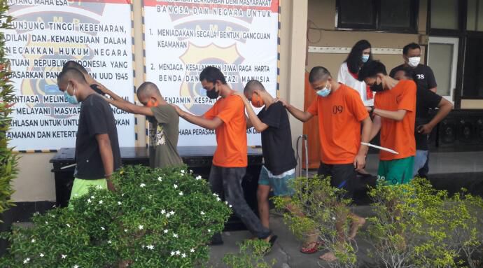 Beberapa anggota geng motor yang sering meresahkan warga Kota Jambi lewat aksi-aksi brutal mereka berhasil diamankan oleh aparat Polresta Jambi.

 