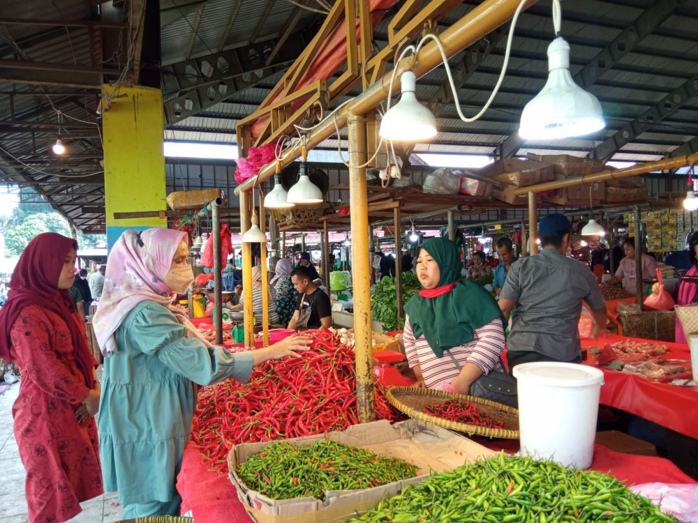 Pedagang cabai di pasar rakyat menunggu pembeli. Akhir-akhir ini harga cabai tidak stabil.

