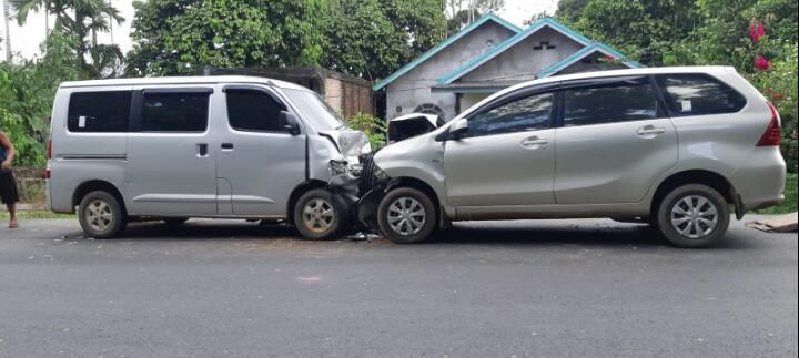 Avanza dan Granmax terlibat laka lantas dalam posisi adu kambing, menyebabkan 4 orang mengalami luka-luka