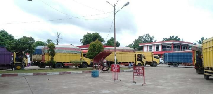 Terlihat truk tengah mengantri di SPBU Simpang Rimbo untuk mendapatkan solar.