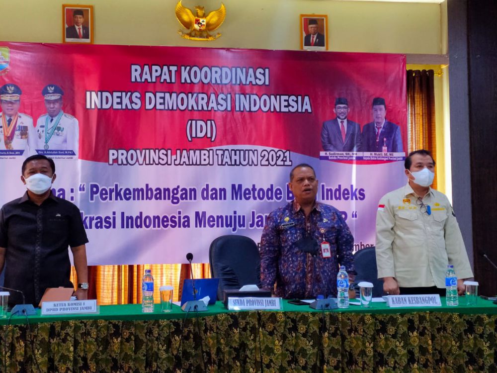 (Dari Kiri) Ketua Komisi I DPRD Provinsi Jambi, Asisten 1 dan Kepala Badan Kesbangpol Provinsi Jambi Saat Rakor IDI Provinsi Jambi 2021