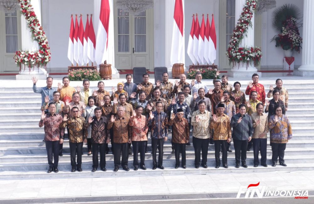 Presiden Joko Widodo didampingi Wapres Ma'ruf Amin berfoto dengan jajaran menteri Kabinet Indonesia Maju yang baru diperkenalkan di tangga beranda Istana Merdeka, Jakarta, Rabu (23/10/2019). 