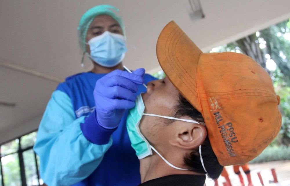 Tenaga kesehatan puskesmas Kecamatan Menteng melakukan tes usap antigen dan PCR gratis kepada petugas PPSU dalam pelaksaan Program Seruling di RPTRA Amir Hamzah, Menteng, Jakarta, Selasa (7/9). 