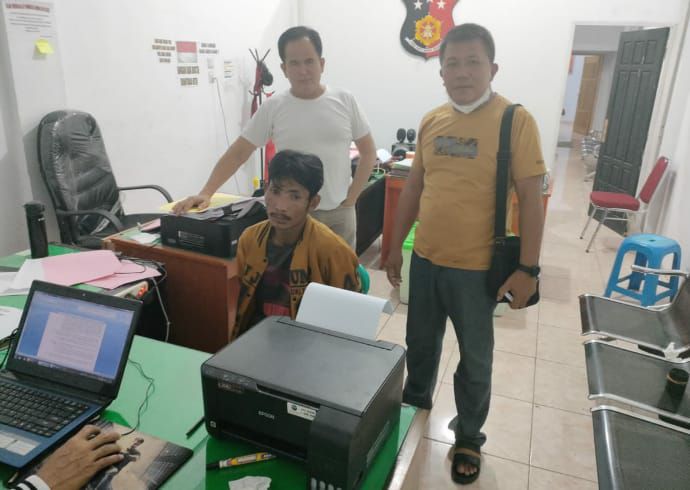 Tersangka (duduk) saat diperiksa di kantor polisi
