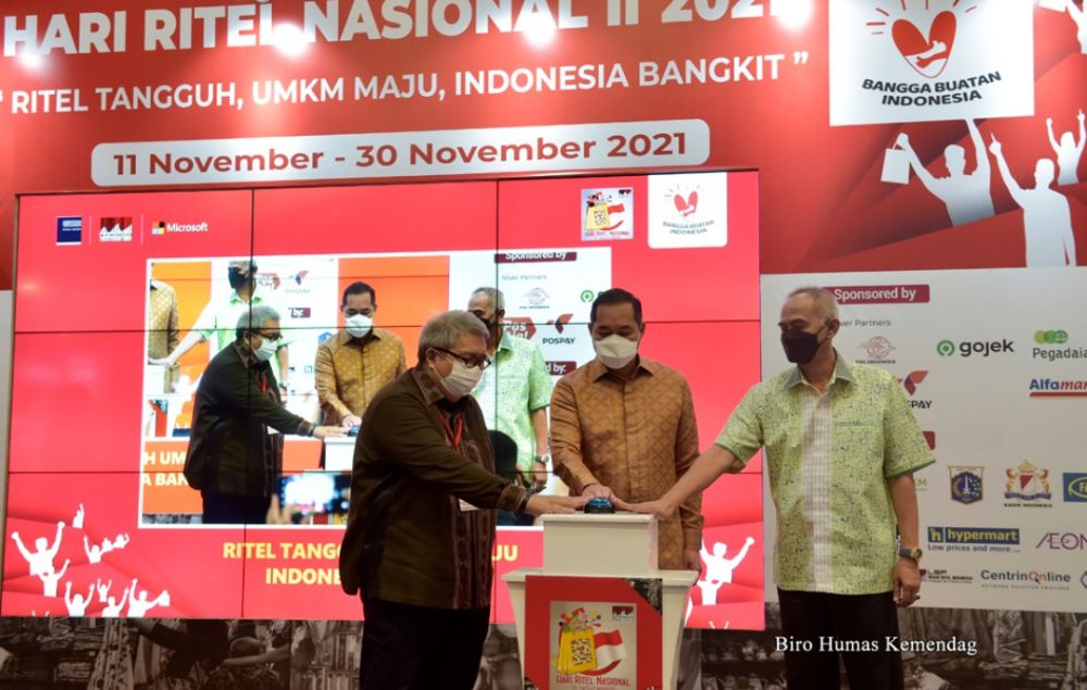 Menteri Perdagangan, Muhammad Lutfi didampingi Ketua Asosiasi Pengusaha Ritel Indonesia (APRINDO), Roy N. Mandey serta Direktur Jenderal Perdagangan Dalam Negeri, Oke Nurwan menekan tombol sebagai tanda pembukaan Hari Ritel Nasional 2021 yang berlangsung di Aeon Mall Jakarta Garden City, Jakarta, Kamis (11 Nov).