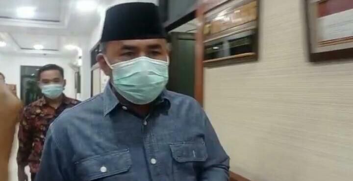 Hilal terlihat keluar dari Mapolda Jambi usai diperiksa oleh penyidik KPK.