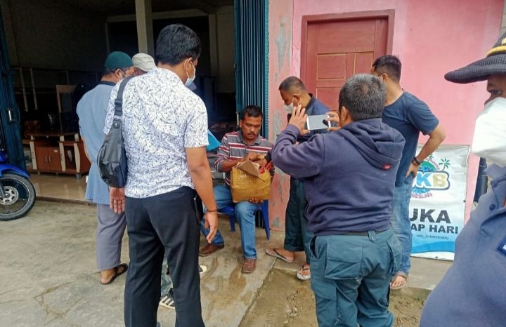 DIPERIKSA: Pelaku pembawa Sisik Trenggiling seberat 8 kg ditangkap di Kawasan Jalan Lintas Timur Sumarera Gemuruh, Tungkal Ulu.