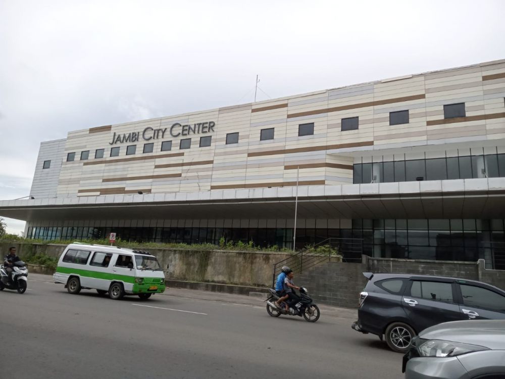 Mall JCC Simpang Kawat terlihat dari depan (19/12) kemarin. Meski sudah selesai Mall JCC belum juga beroperasi karena pengembang takut merugi karena usaha ritel sedang lesu.