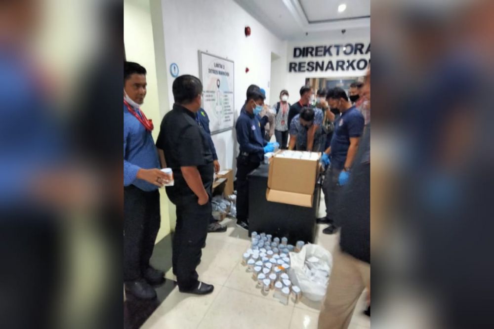 Puluhan anggota Ditresnarkoba Polda Jambi dilakukan tes urin mendadak, disaksikan oleh Provost Polda Jambi