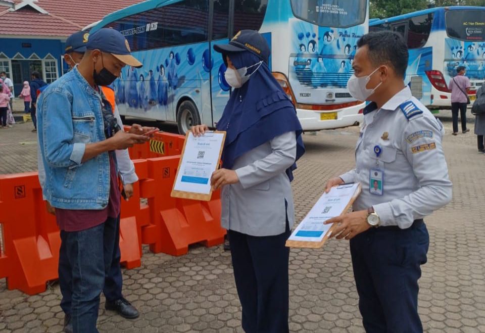 Petugas di Terminal Alam Barajo, Kota Jambi memeriksa dokumen keberangkatan penumpang sebelum berangkat (23/12) kemarin.