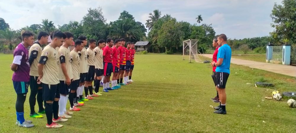 Hengky Ardilles saat memimpin latihan tim Muaro Jambi di Pijoan