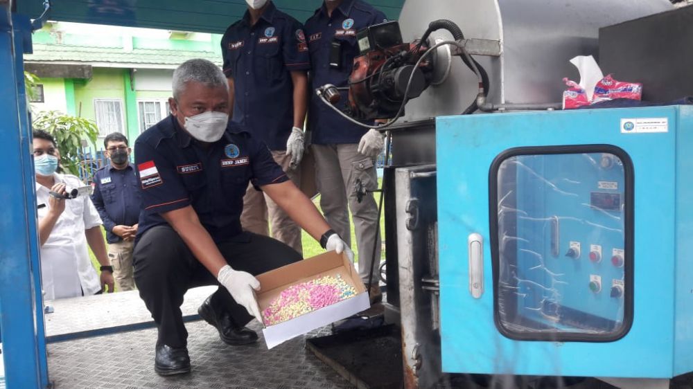 Pihak BNNP Jambi memusnahkan hasil tangkapan narkoba selama tahun 2021