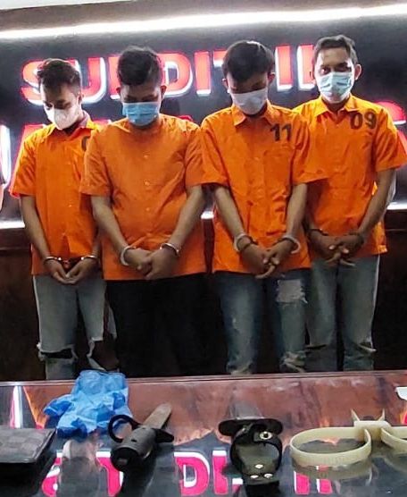 Empat orang pelaku pemerasan telah diamankan oleh Ditreskrimum Polda Jambi, sedangkan satu orang masih diburu.