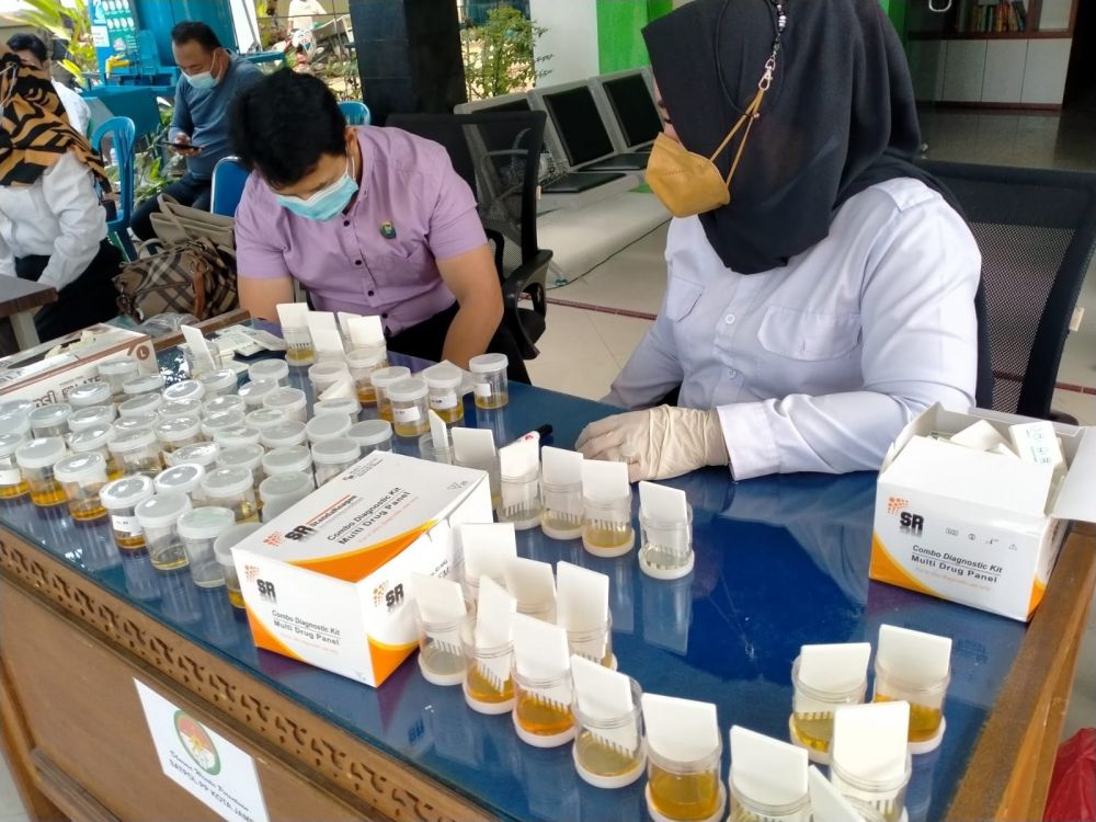 BNNK Jambi melakukan tes urine terhadap ratusan pegawai Satpol PP Kota Jambi beberapa waktu lalu. 2 anggota Satpol PP dinyatakan positif dan diberhentikan. 

 

 