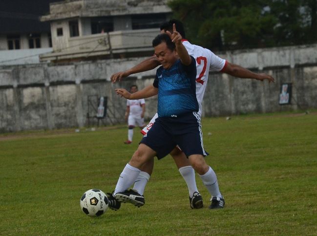 Gubernur Jambi Al Haris mengikuti pertandingan persahabatan usai membuka turnamen sepakbola Gubernur Cup Jambi 2022 di stadion KONI Tri Lomba Juang Jambi Kamis kemarin (6/1)