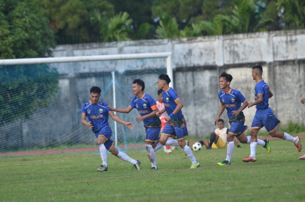 Pemain Muaro Jambi Rayakan Gol ke Gawang Tanjabtim.