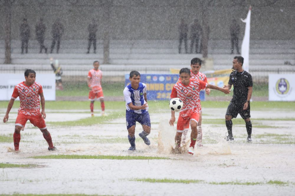 Pertandingan Tebo versus Tanjabtim di tengah guyuran hujan lebat.