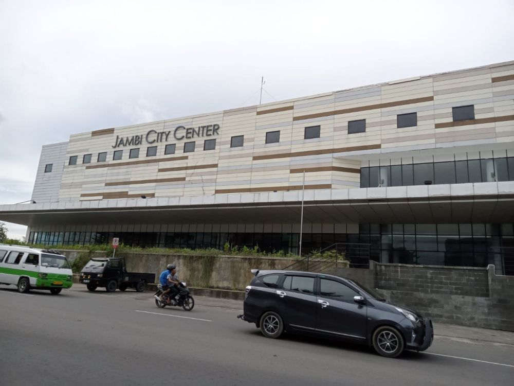 Mall JCC Simpang Kawat terlihat dari depan. Pemkot Jambi bakal melakukan kajian ulang kerjasama dengan pengembang karena kontrak pengembang sudah habis.