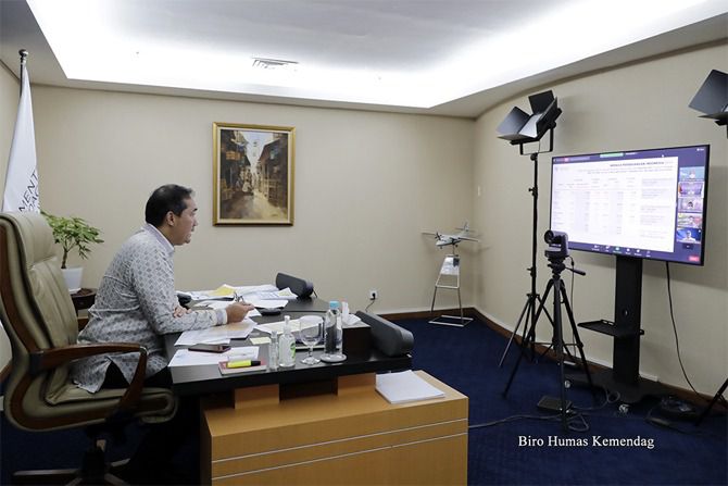 Menteri Perdagangan, Muhammad Lutfi menggelar Konferensi Pers terkait Kebijakan Minyak Goreng Satu Harga secara virtual di Jakarta, Selasa (18 Jan).