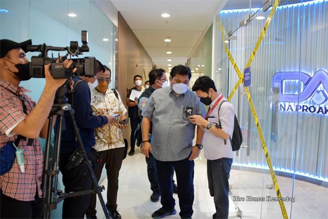 Pengamanan dengan menghentikan aktivitas usaha bertujuan melindungi masyarakat dari kerugian material dan nonmaterial dari aktivitas penjualan expert advisor/robot trading dengan menggunakan sistem penjualan langsung atau multi-level marketing (MLM) oleh pelaku usaha yang tidak berizin.