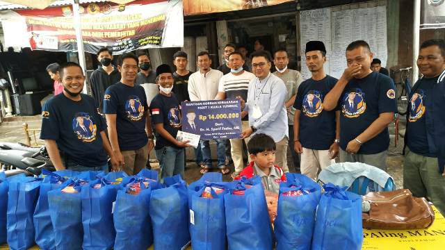 Ketua DPD Partai NasDem Tanjung Jabung Barat, Riano Jaya Wardana, saat menyerahkan bantuan bagi korban kebakaran di Tanjab Barat