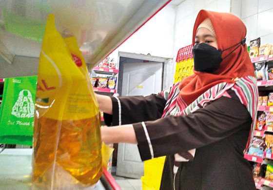 Ketersediaan minyak goreng di berbagai tempat perbelanjaan masih terbatas. Misalnya, yang terlihat di salah satu minimarket di Jember. 