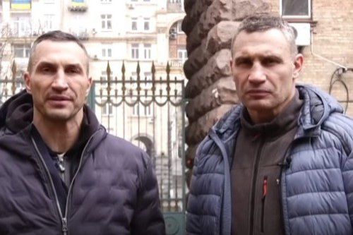 Vitali (kanan) dan Wladimir Klitschko menegaskan akan mempertahanan kedaulatan Ukraina dari serangan Rusia.-Screenshoot-YouTube @Boxing King Media