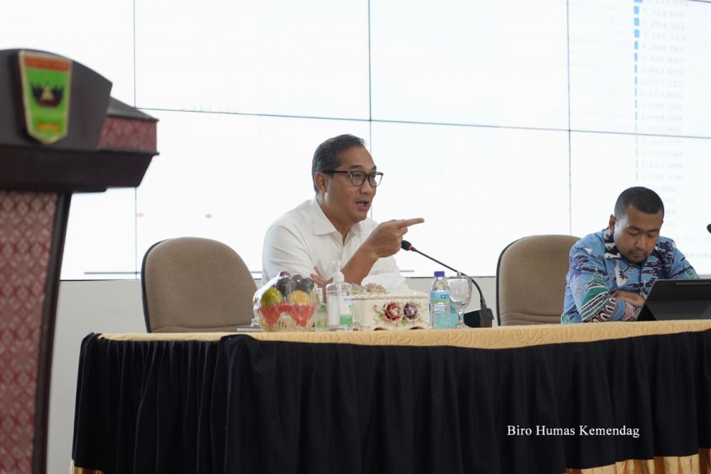 Mendag Muhammad Lutfi dalam rapat koordinasi ketersediaan minyak goreng bersama Pemerintah Daerah Sumatra Barat  di Padang, Sumbar, Kamis (24/02/2022) meminta dinas-dinas perdagangan di daerah untuk melaporkan perkembangan pasokan di daerah mereka, termasuk jika ada kendala distribusi.