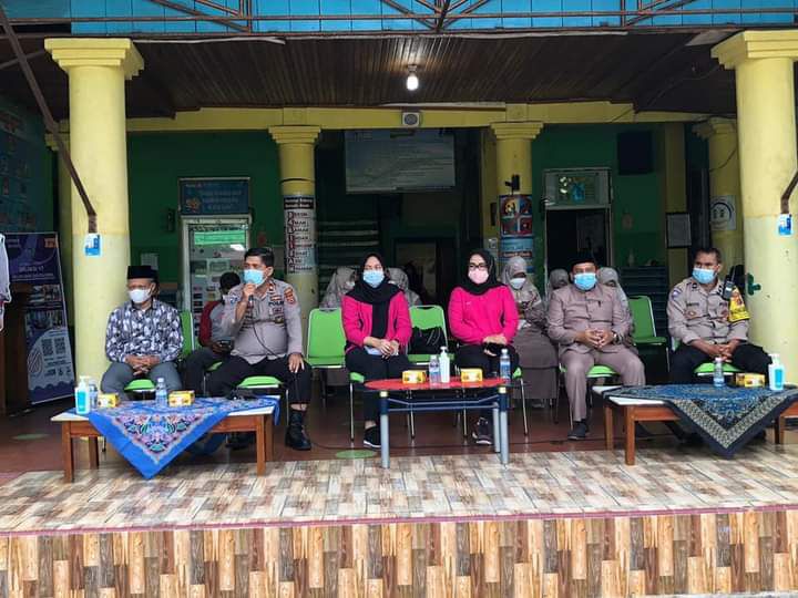 SOSIALISASI : Pihak Kepolisian didampingi pihak Puskesmas dan SDN 47 saat melaksanakan sosialisasi kepada orangtua siswa yang belum divaksin.