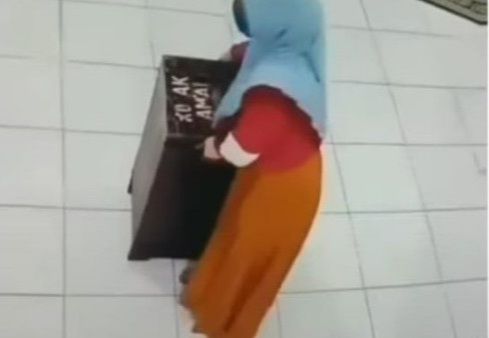 Tangkapan layar Instagram, aksi emak-emak maling kotak amal masjid di Musirawas-Instagram @warungjurnalis-