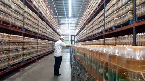 Mendag Muhammad Lutfi melakukan peninjauan ke ke pabrik minyak goreng di kawasan Marunda, Jakarta Utara, Senin (14/3). Dalam peninjauan, Mendag berkesempatan melihat langsung produksi minyak goreng yang siap didistribusikan dari gudang pabrik ke baik ke ritel modern maupun ke pasar rakyat.