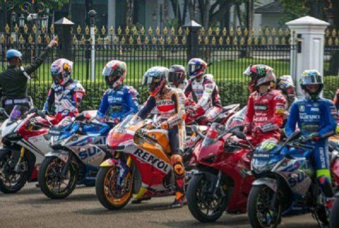 Presiden Joko Widodo resmi melepas parade MotoGP di Halaman Istana Negara,Jakarta, Rabu, 16 Maret 2022. Parade MotoGP tersebut menjelang kejuaraan balap motor dunia tersebut di Sirkuit Mandalika, Lombok Tengah, Nusa Tenggara Barat, pada 18 Maret mendatang--
