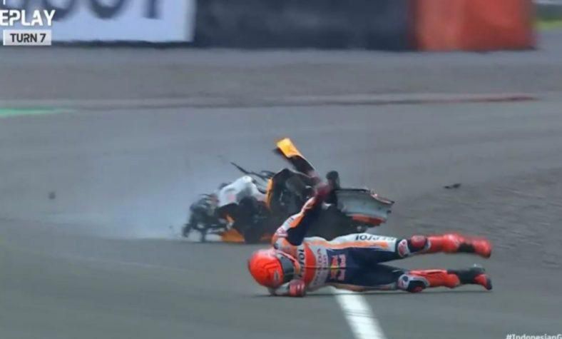 Tangkapan layar detik-detik Marc Marquez alami kecelakaan hebat di Sirkuit Mandalika, Minggu (20/3/2022)/Ist