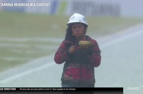 Rara Isti Wulandari (Mbak Rara) saat beraksi menghalau hujan yang mengguyur sirkuit MotoGP Mandalika-MotoGP-Twitter
